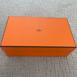 Hermes Oasis in Calf Skin, size 39, good as brand new, in excellent condition.